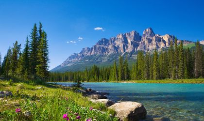 KAnadische Berge im Hintergrund, vorne ein türkisfarbender See