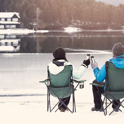 Paar im Winter am See