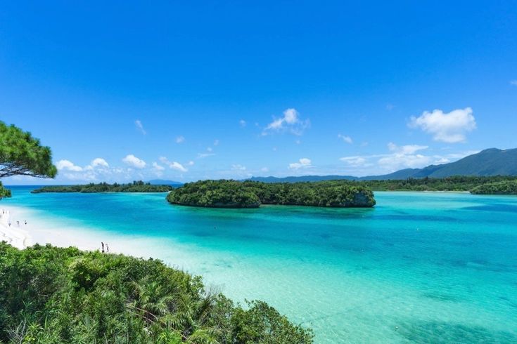 Strandparadies mit türkisfarbenem Wasser auf Okinawa – Die glasklare Lagune von Kabira Bay auf Okinawa verspricht karibische Träume in japanischem Insel-Flair.