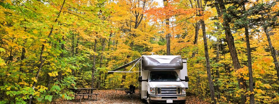 Mit dem Camper geht es von Toronto aus auf Tour – besonders idyllisch im bunten Herbst