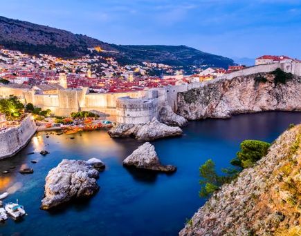 Eine Luftaufnahme der Altstadt von Dubrovnik, Kroatien, bei Sonnenuntergang.