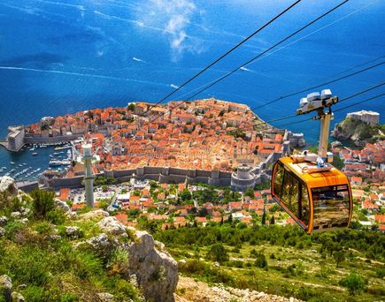 Eine Luftaufnahme von Dubrovnik, Kroatien, mit der Altstadt und dem Meer.