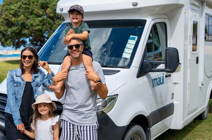 Familie am Camper