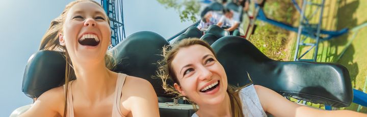 2 Frauen in einer Achterbahn