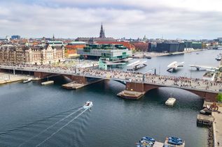 Viele Marathonläufer laufen über eine Brücke in Kopenhagen