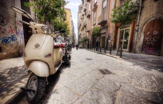 Vespa auf der Straße