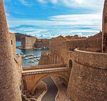 Eine Ansicht der Altstadt von Dubrovnik von einer Burg aus.