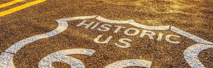Highway mit aufgemalter Schrift Historic 66