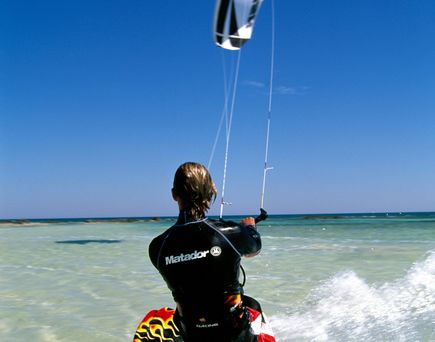 Ein Windsurfer im Wasser.