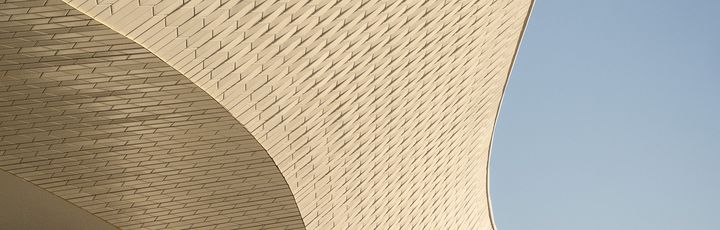 Ein modernes Gebäude mit einer wellenförmigen Architektur.