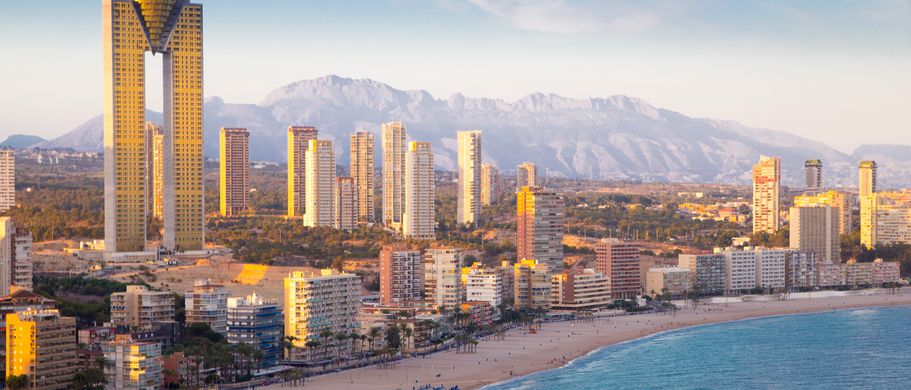 Skyline von Benidorm mit Strand und Gebirgen