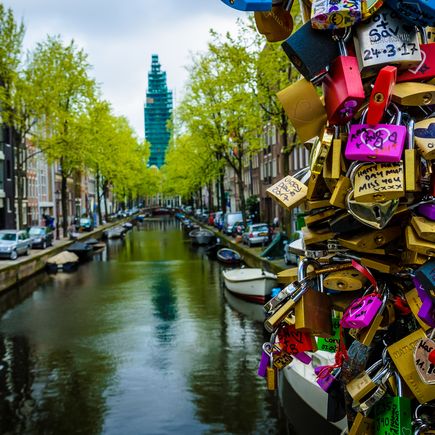 Schloesser an Bruecke in Amsterdam