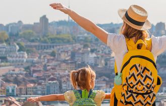 Mutter mit Tochter blick auf Porto, Portugal