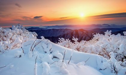 Schneelandschaft bei Sonnenaufgang