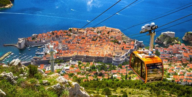 Eine Luftaufnahme von Dubrovnik, Kroatien, mit der Altstadt und dem Meer.