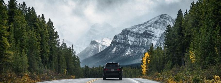 Kanadas Sehenswürdigkeiten Auto auf Highway