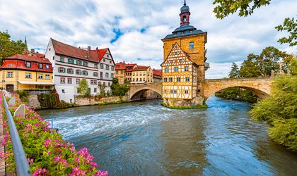 Fluss mit Barocker Brücke und Häusern