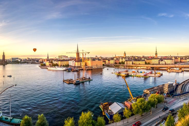 Eine Stadtansicht mit Gebäuden und einem Fluss.