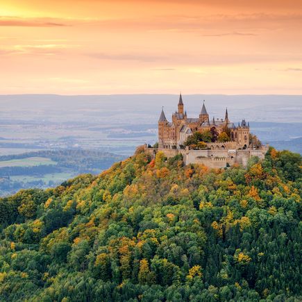 Allein auf einem eindrucksvollen Berg liegt die Burg Hohenzollern