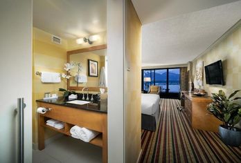 Hotel, Pinnacle Hotel Vancouver Harbourfront
