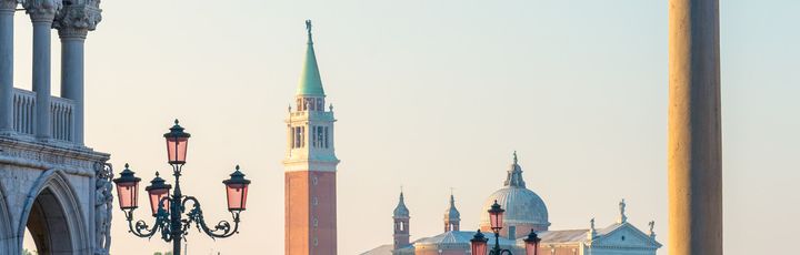 Der Markusplatz in Venedig, Italien, mit dem Campanile und den Gebäuden.