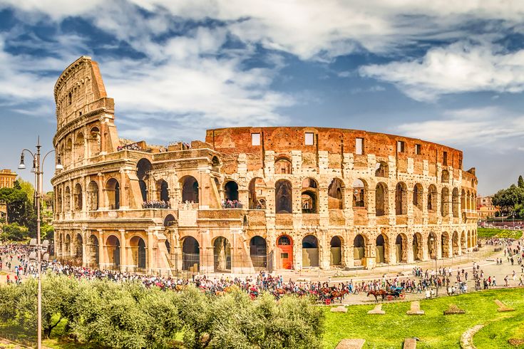 Eine Straße mit Gebäuden und einem Bogen.