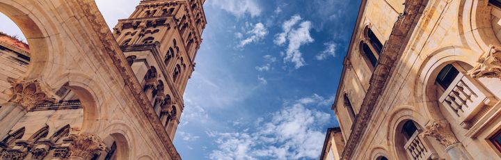 Eine alte Architektur mit hohen Gebäuden und einem blauen Himmel.