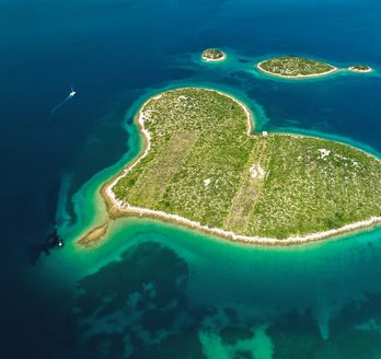 Eine herzförmige Insel mit türkisfarbenem Wasser.