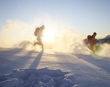 Mit Schneeschuhen geht es durch den Tiefschnee in Reit im Winkl