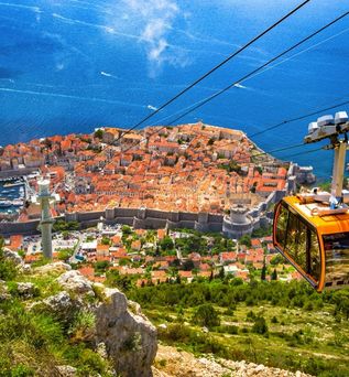 Eine Luftaufnahme von Dubrovnik, Kroatien, mit der Altstadt und dem Meer.