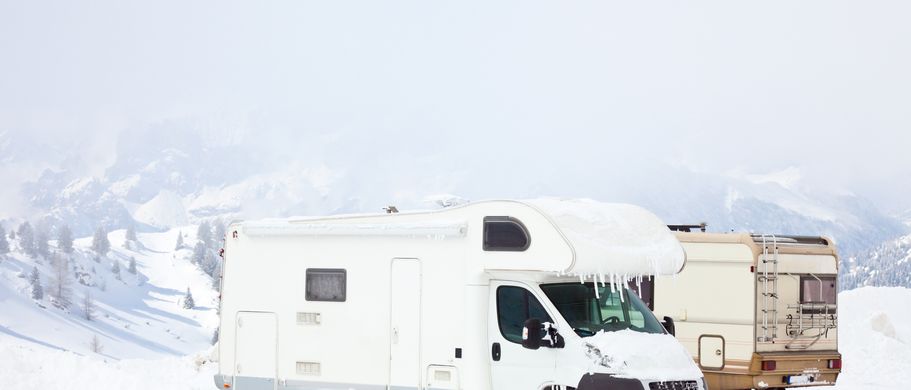Camper im Schnee