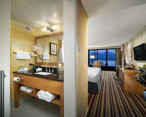 Pinnacle Hotel Vancouver Harbourfront-4
