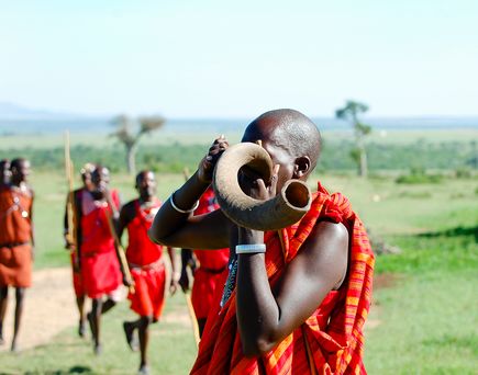 Masai Kudu Horn wird geblasen