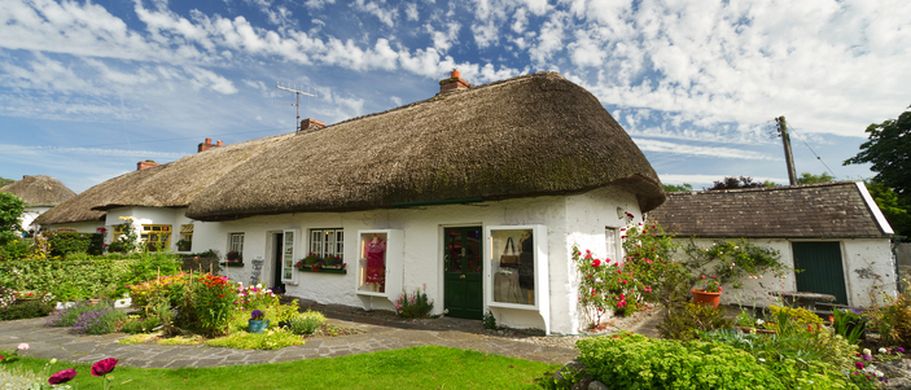 Ein traditionelles irisches Cottage mit einem Reetdach.