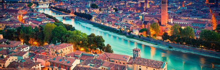 Eine Luftaufnahme Veronas bei Dämmerung.