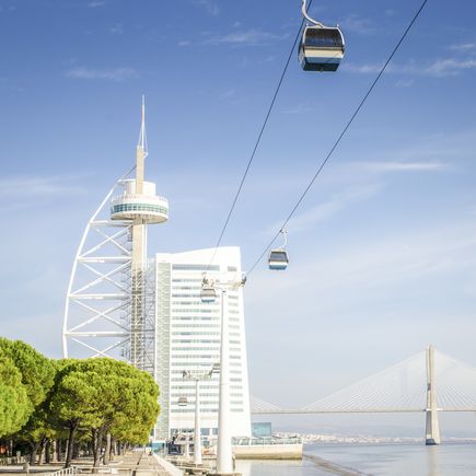 Mit der Seilbahn geht es zum Torre Vasco da Gama direkt am Tejo