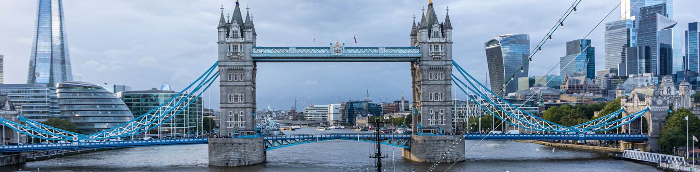 MS Hamburg bei Einfahrt in London