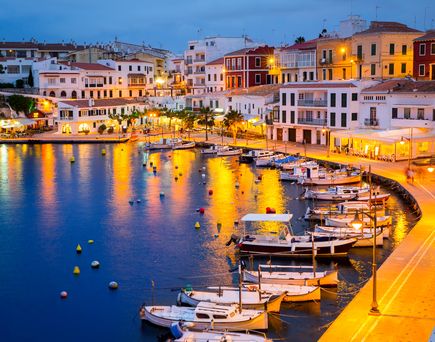 Ein Hafen mit vielen bunten Gebäuden und Booten.