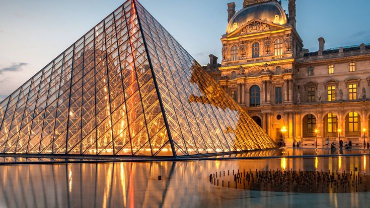Die Glaspyramide des Louvre in Paris, die sich in einem Wasserbecken spiegelt, mit einem klassischen Gebäude im Hintergrund. Die Szene ist symmetrisch und beeindruckend.