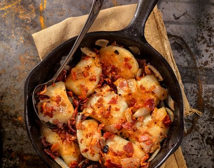 Eine gusseiserne Pfanne mit Pierogi (Klößen).