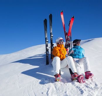 Skifahrer sitzen im Schnee