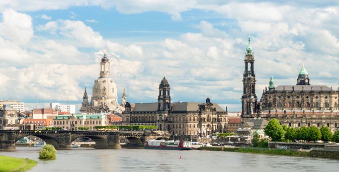Blick auf die barocke Altstadt von Dresden mit der Frauenkirche, Hofkirche und weiteren historischen Gebäuden am Elbufer.