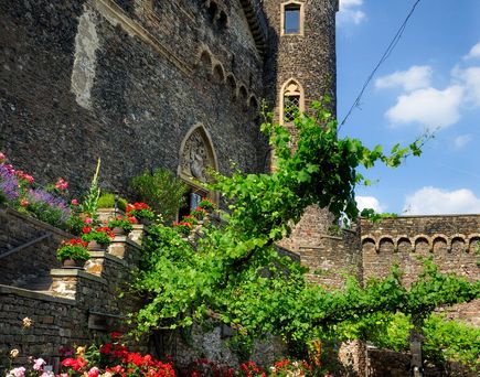 Wanderurlaub und Weinrouten Urlaub Deutschland Innenhof der Burg Rheinstein