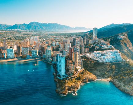 Skyline von Benidorm im Hointergrund. Vorne das Meer