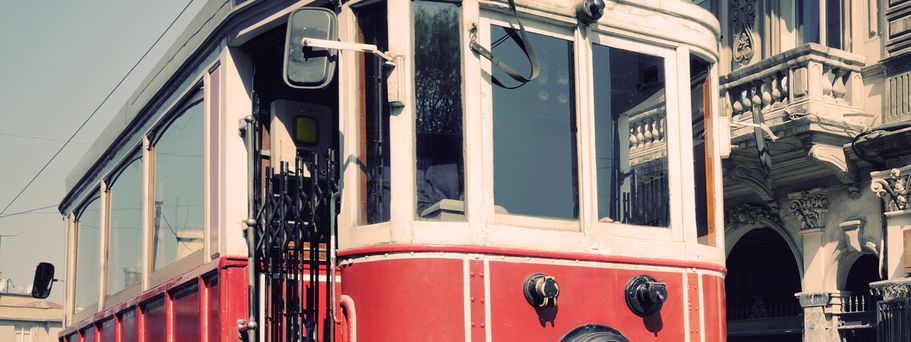 Die rote nostalgische Strassenbahn am Taksim-Platz im Stadtteil Beyoglu