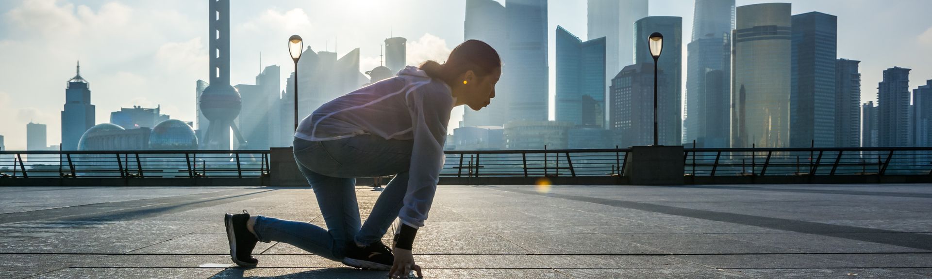 Frau beim Start beim Shanghai Marathon mit Skyline im Hintergrund