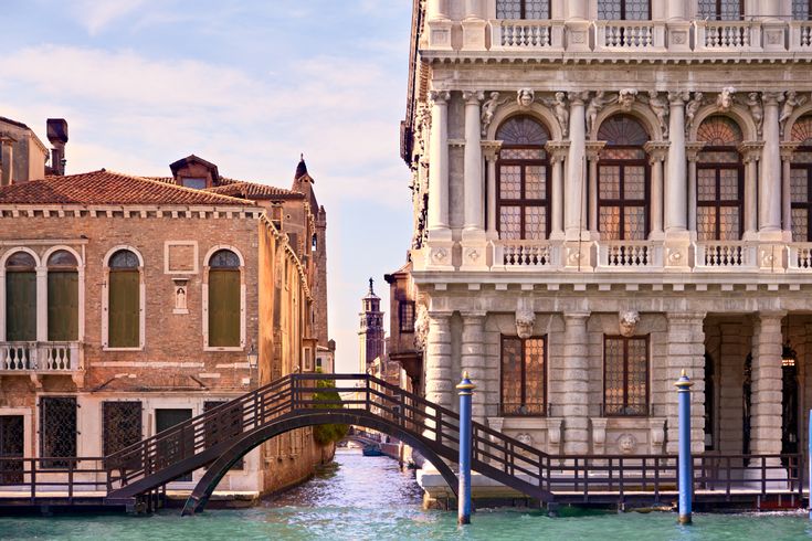 Zwei alte Häuser am Canal Grande, kleine Brücke davor.