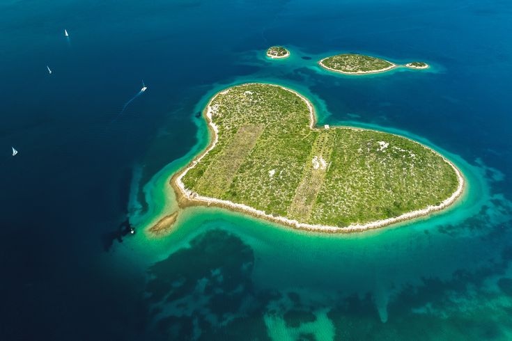 Eine herzförmige Insel mit türkisfarbenem Wasser.