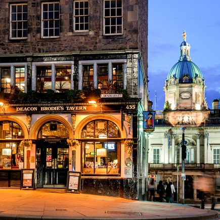 Urige Pubs findet man in ganz Edinburgh