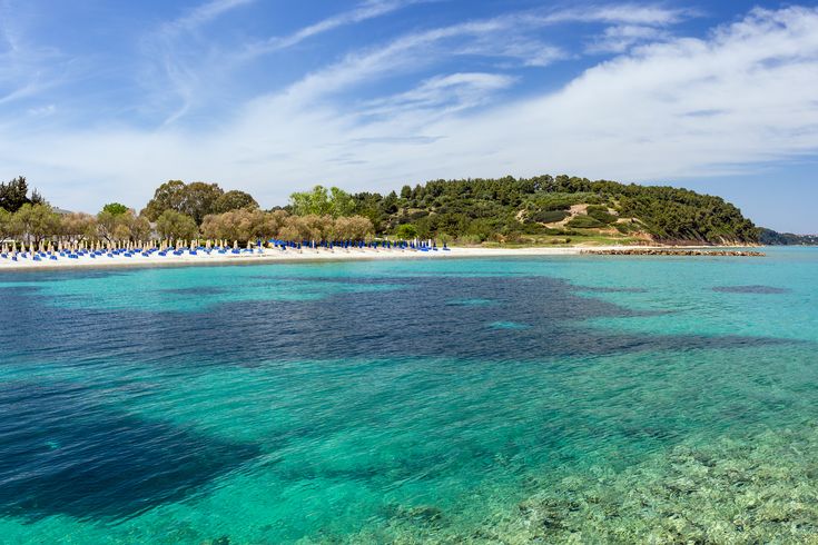 Blick vom Meer auf Kallithea mit seine kleinen Häusern und dem Strand.